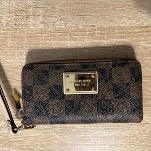 Michael Kors zip wallet